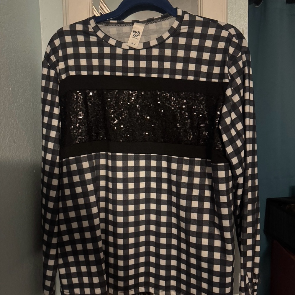 Cute T-shirt with sequins on the front